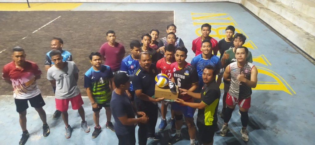 Serah Terima Sarana dan Prasarana Untuk Tim Volly Putra Sembung Dalam Rangka Mengikuti Mangupura CUP